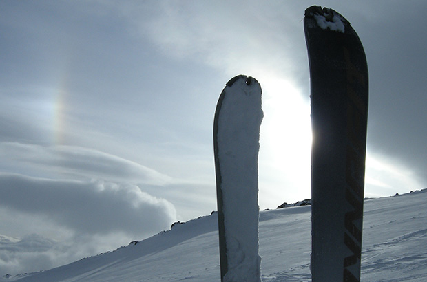 Для подходов под маршруты зимой на Эльбрусе идеальным решением является скитур
