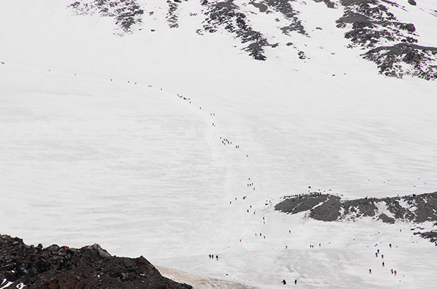 Это не птичий помёт... Это толпы восходителей на южном склоне Эльбруса в августе