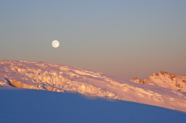 Восход луны над ледниками Эльбруса вечером на закате, ноябрь, холодно
