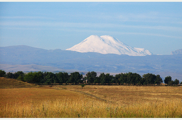 This is how the Scythians and Khazars saw Elbrus, this is how we see it too - a giant snow cloud above the horizon