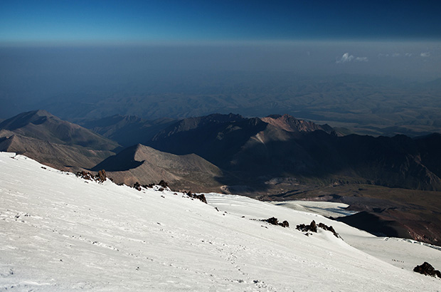 Склоны Эльбруса выше уровня 3200 метров покрыты мощным слоем вечного льда. В ледниковых трещинах ежегодно гибнут неосторожные восходители на Эльбрус