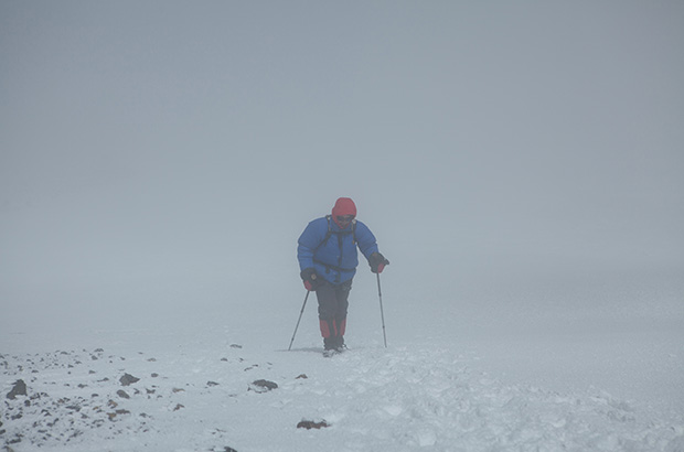 Резкая смена погоды с понижением видимости - одна из главных опасностей при восхождении на Эльбрус