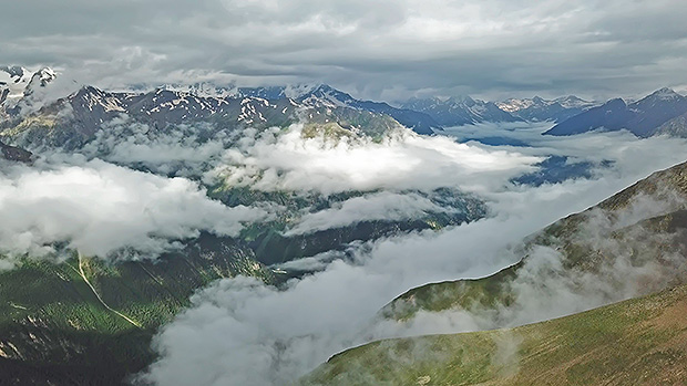 Вид на Баксанское ущелье с вершины Андырчи 3900 м