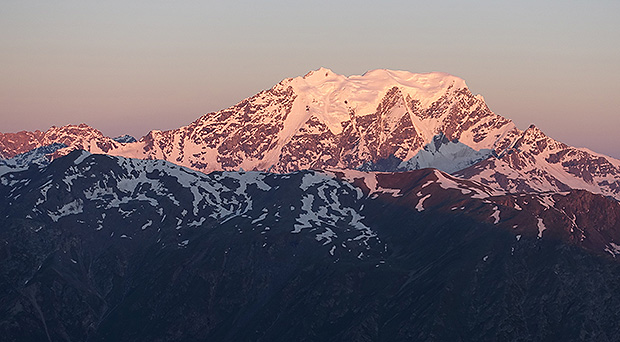 Вершина Донгуз Орун, вид на рассвете с перевала ВЦСПС