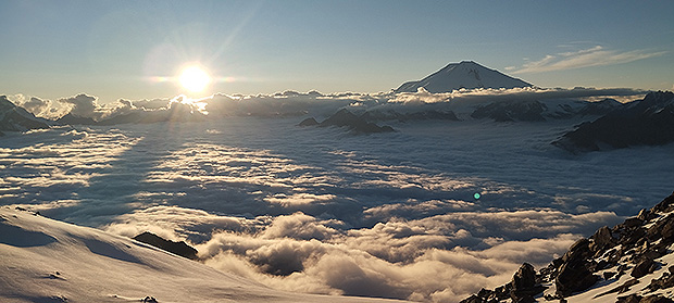 Вид на Эльбрус из лагеря 3900 на вершине Андырчи