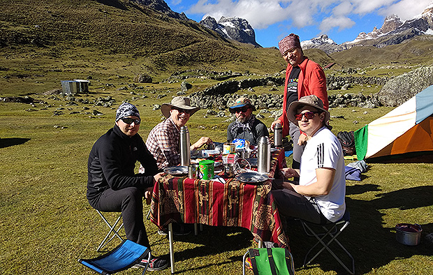 Завтрак во время прохождения маршрута обслуживаемого формата в Кордельера Вайваш, Перу