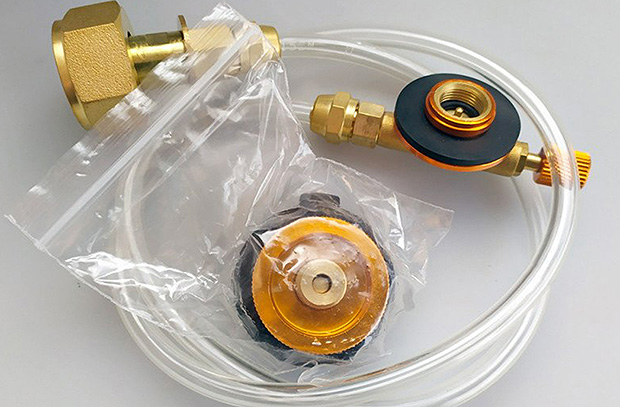 Refilling station for threaded cylinders and collet adapter for EN 417