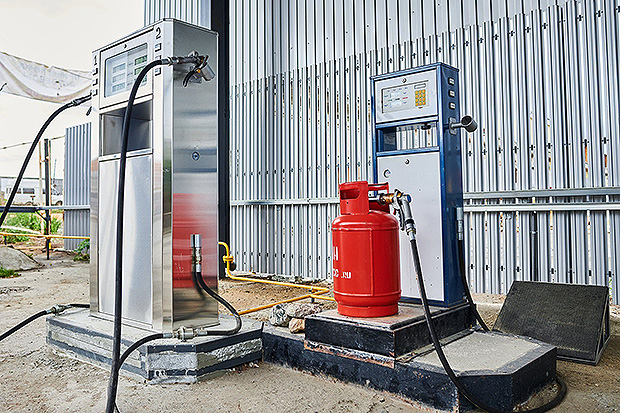 Station for filling household and automobile gas cylinders
