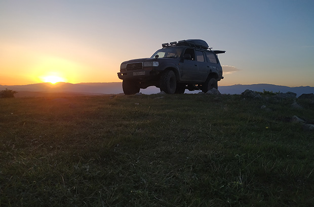 The ideal vehicle for traveling in the mountains - Toyota Land Cruiser