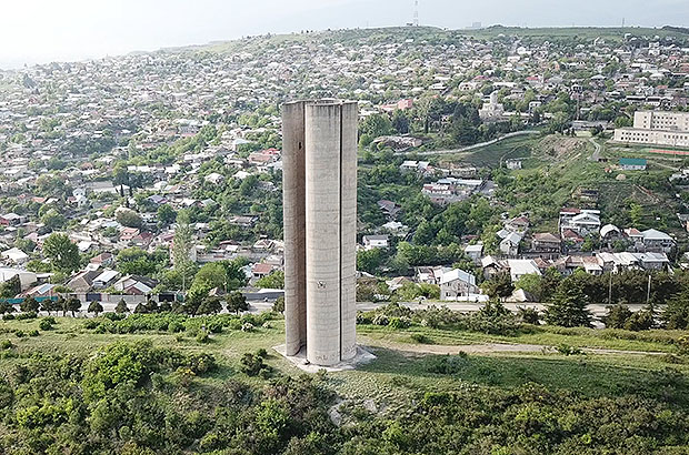 Монумент - оборудованная для скалолазания 40 метровая стелла в Тбилиси