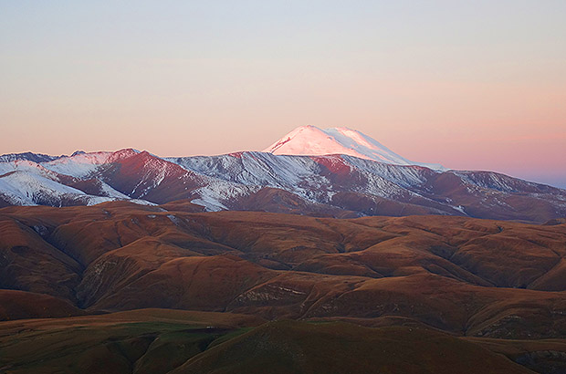 Рассвет на востоке Эльбруса - вечное спокойствие и величие Кавказских гор