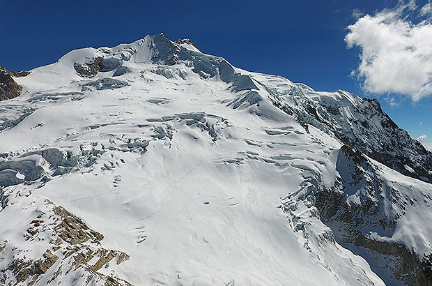 The frontal photo shows the entire upper part of the Huayna Potosi climb