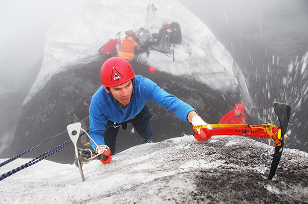 Ледолазная тренировка на леднике Эрмана на Камчатке, Россия