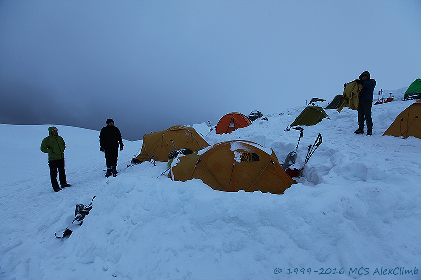Climbing Mount Belukha in Altai with the team of MCS AlexClimb climbing School