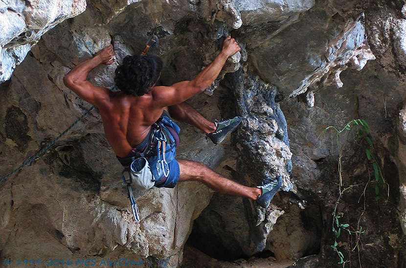 Teaching of the rockclimbing thechnics and developing of the power of the hands when training in the climbing gym