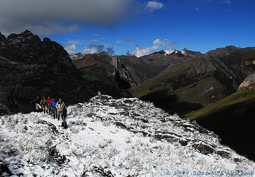 Trekking in the Cordillera Huayhuash, Peru - Guided trekking of Mountaineering School MCS AlexClimb