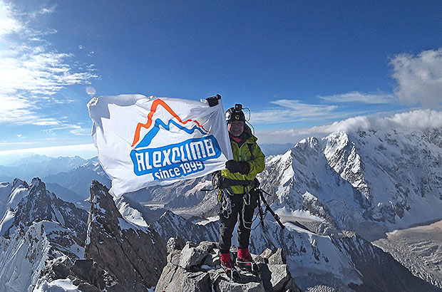 На вершине Дых Тау - второй по высоте на Кавказе