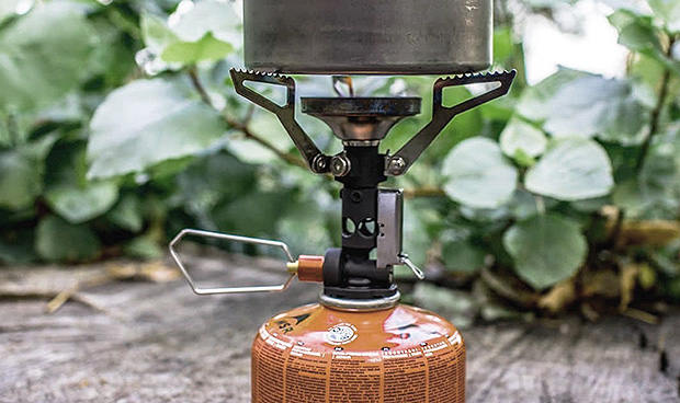 Using a flat-bottomed pot and an unprotected from the wind space around the burner leads to energy losses, especially in unfavorable external conditions