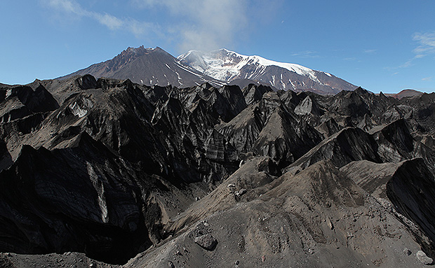 Засыпанный вулканическим пеплом ледник Эрмана