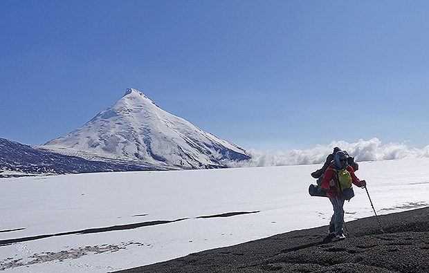 Переноска груза во время восхождения на вулкан Камень рюкзак 32 кг