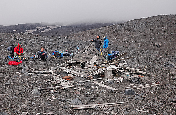 Домик вулканологов немного развалился