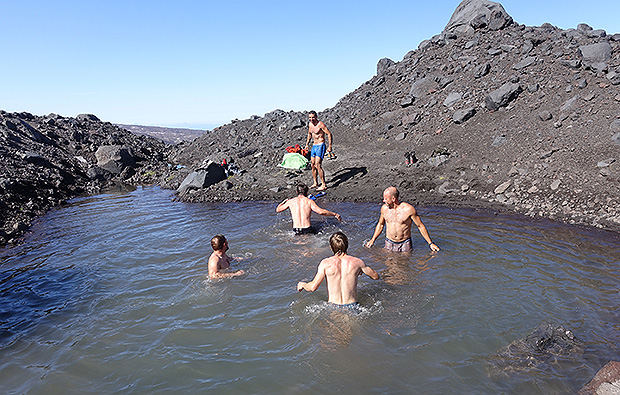 Купание в озере на склоне Ключевской сопки - больше экстрим, чем гигиена