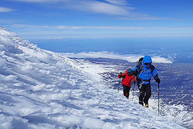 На заснеженном куполе Ключевской сопки