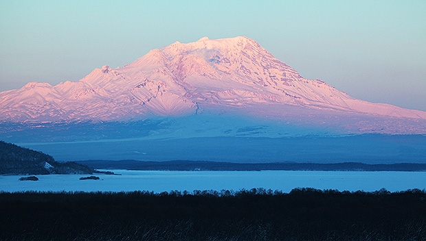 Зимний вулкан Шивелуч - редкий случай, когда на нем не висит облако дыма от извержения