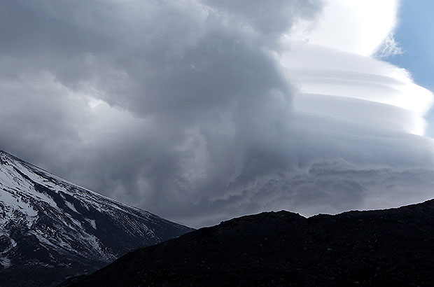 Линзовидные облака над вулканом Камень - признак надвигающейся непогоды