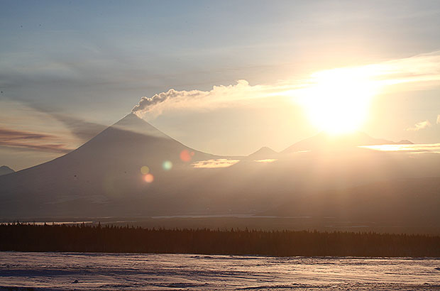Зимние виды Ключевской группы вулканов с плато Шивелуч