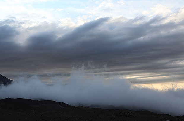 Блуждающие облака на склоне Ключевской сопки, Камчатка