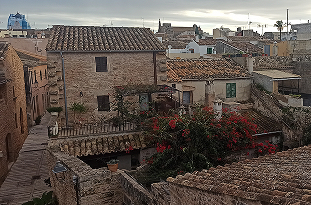 Excursion into the depths of the foggy Middle Ages - the Fortress of Old Alcudia - small town that remembers all the historical events of Europe