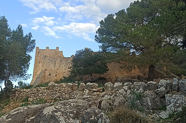 Прогулка в монастырь Santuari de la Mare de Déu del Puig - не вершине скалы над городком Полленса