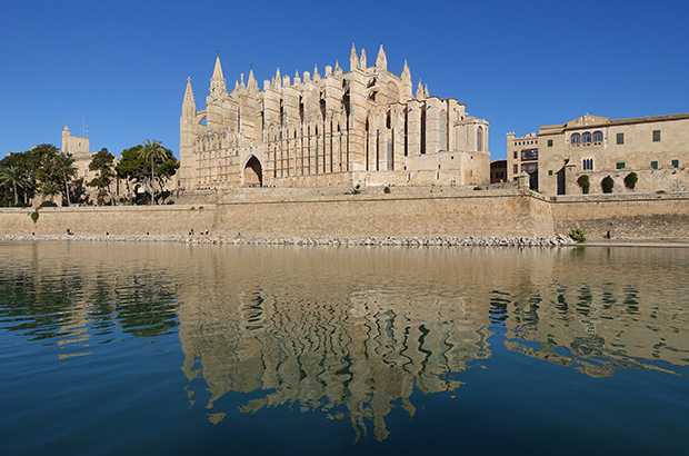 A tour of the historical center of Palma de Mallorca - an immersion in the world of the rich history of medieval Europe. Palma Cathedral is a pearl of medieval architecture.