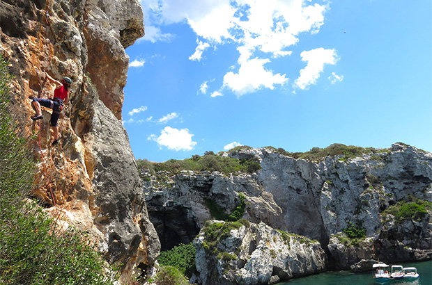 Скалолазание в секторе Cales Coves на острове Менорка