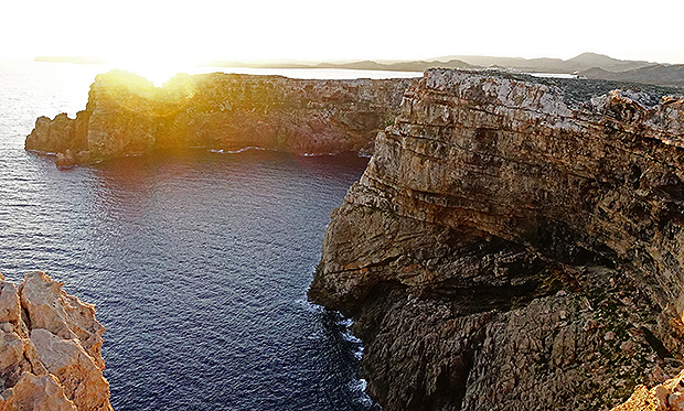 Рассвет на Кавалеристском полуострове - основной локации для скалолазания на Менорке