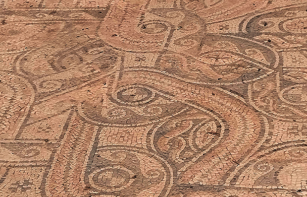 Сохранившаяся мозаика на полу древнеримской древнехристианской базилики на Менорке