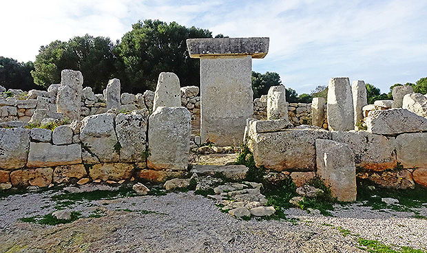 Таула - круг из ветрикально поставленных камней