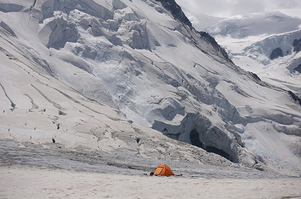 Следы недавнего ледового обвала на леднике Шамони. Штурмовой лагерь