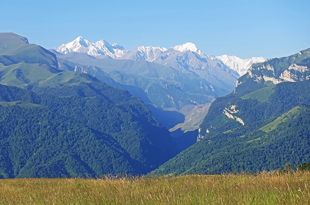 Издалека - горы выглядят такими близкими. Кавказ, Безенгийское ущелье. Вершины Коштан, Дых Тау
