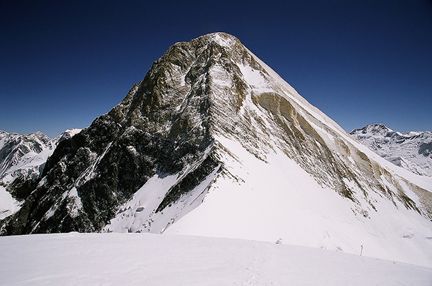 Вершина Хан Тенгри, вид с вершины Пика Чапаева - классический маршрут проходит по центральному гребню