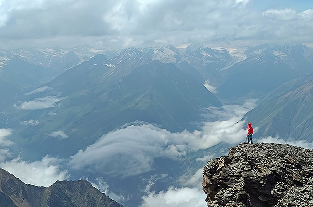 Elbrus is preparing for bad weather. On the summit of Andyrchi, acclimatization before climbing Mount Elbrus