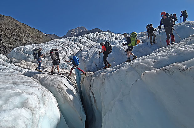 Движение группы альпинистов по леднику, Кавказ