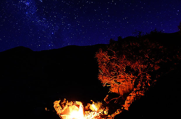 Ночь на склоне Охоса дель Саладо. Над горизонтом восходит Южный Крест