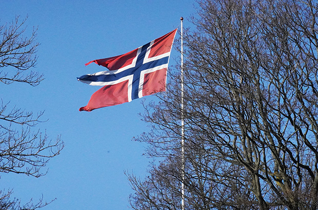 Флаг Норвегии над крепостью Акершус в центре Осло