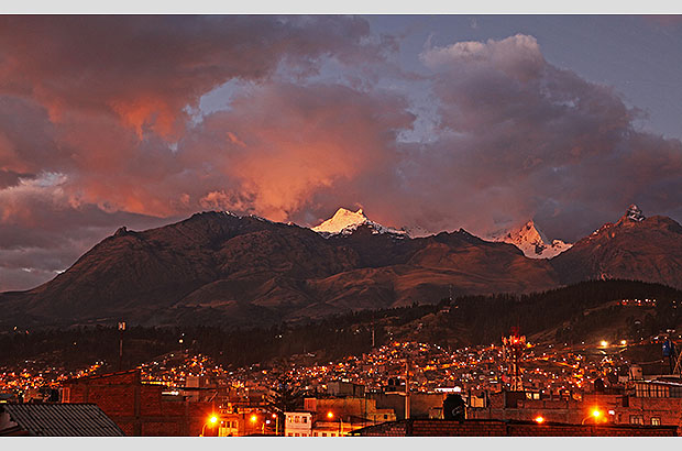 Вечерний вид на Уарас - городок на высоте 3600 м, откуда начинаются все восхождения и трекинги в Кордельера Бланка