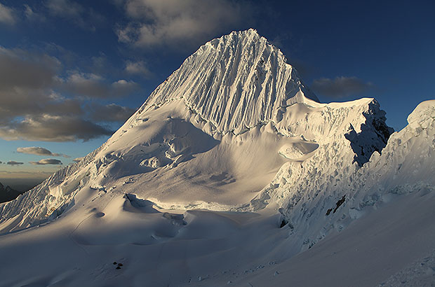 Знаменитая вершина Альпамайо - Самая Красивая Гора Мира