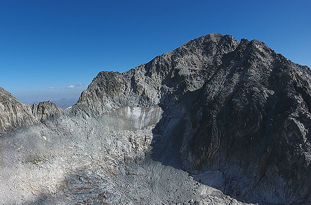 Перевал и Пик Ането - скальный массив справа