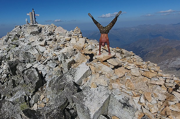 Following traditions is a noble reason to do crazy things! I could not go down without my traditional summit handstand