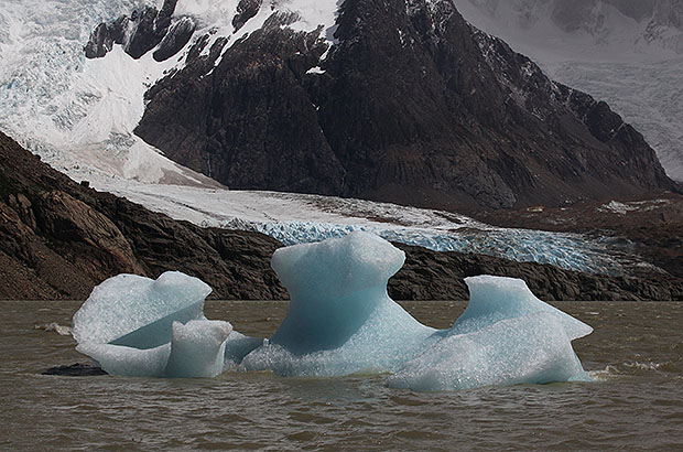 Айсберги в озере у подножия Сьерро Торре